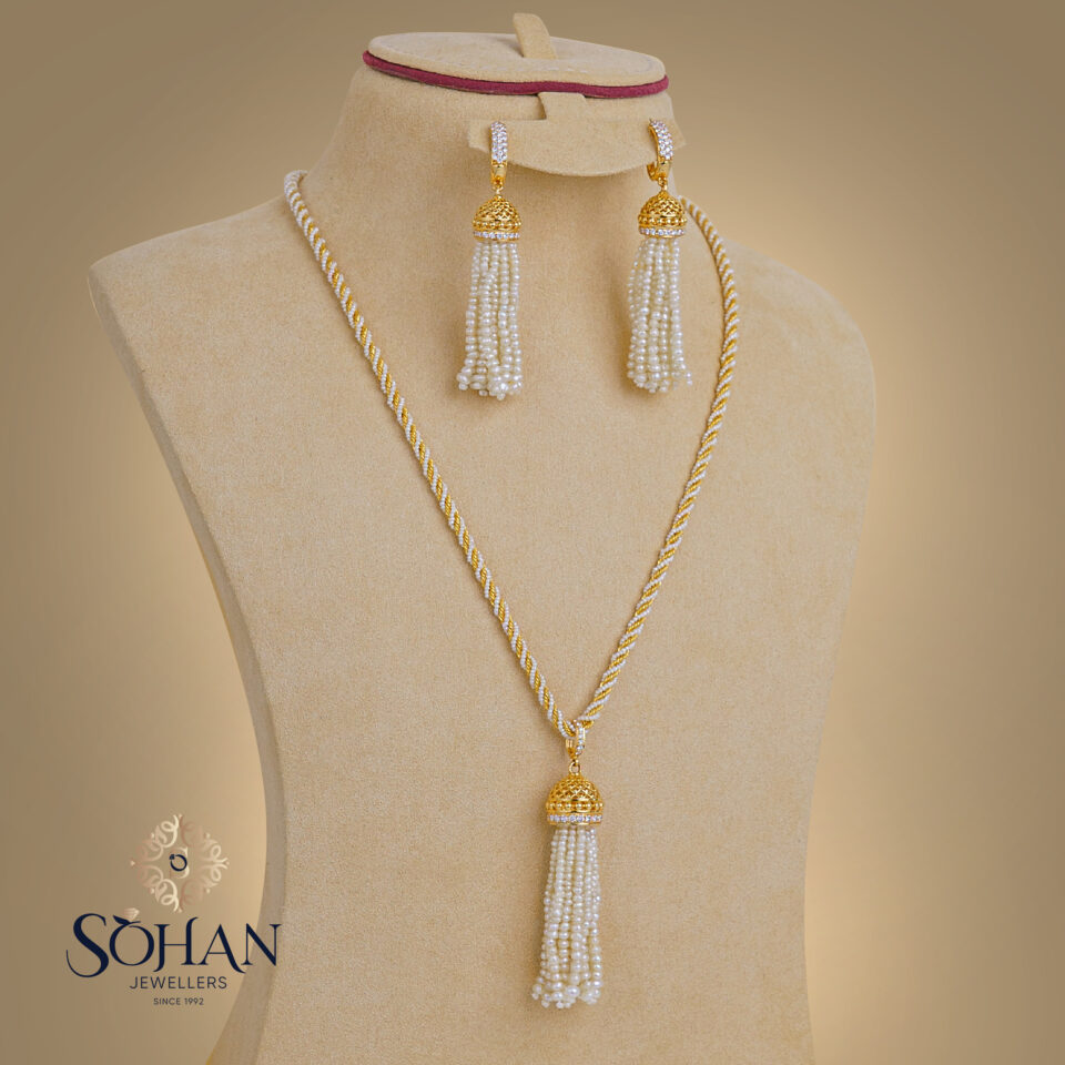 Bahraini Golden Clasp Jewelry Set