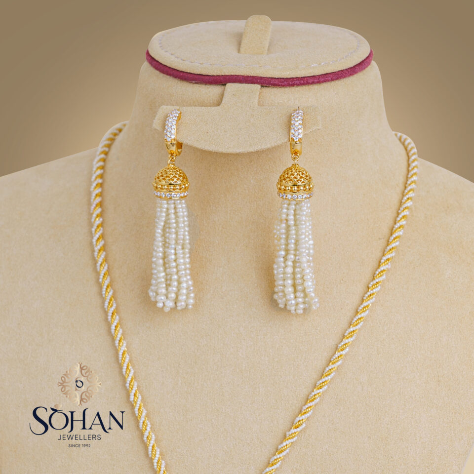 Bahraini Golden Clasp Earrings 2