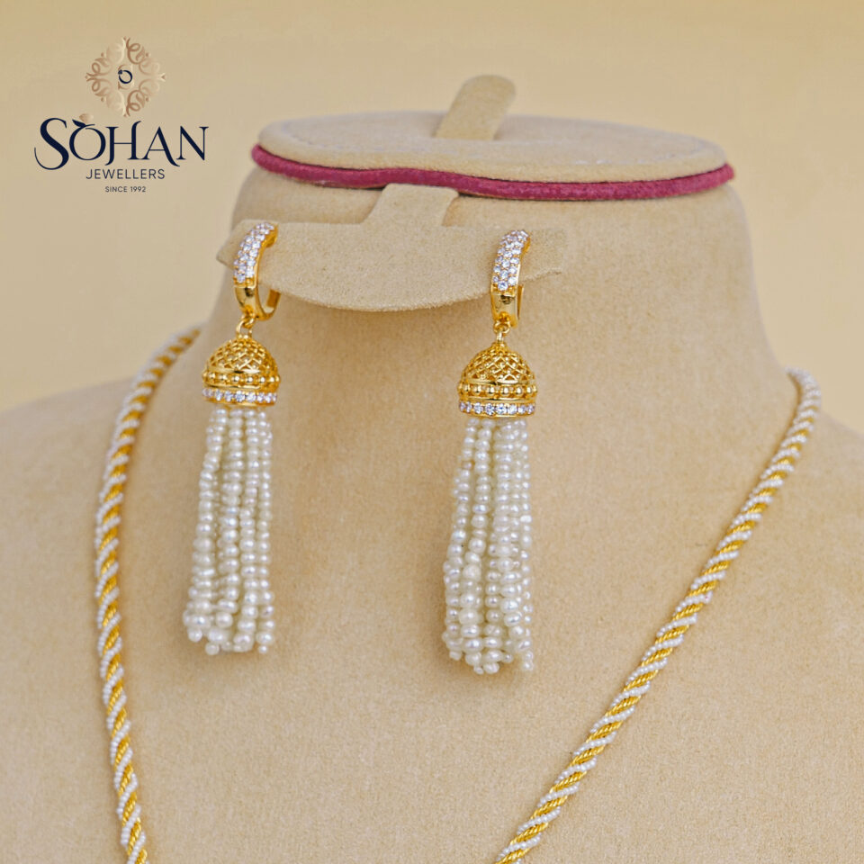 Bahraini Golden Clasp Earrings